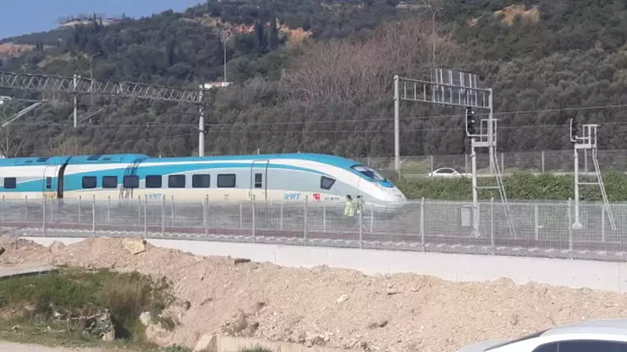  Yüksek hızlı trenin çarptığı adam hayatını kaybetti!